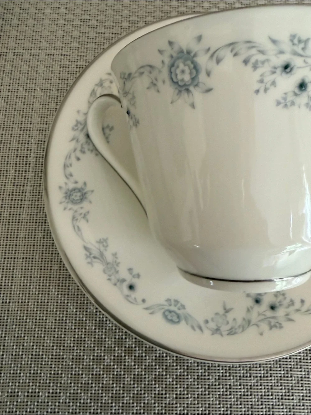 Share Royal Doulton Angelique H4997 - Tea Cup & Saucer Set, Fine Bone China, set
